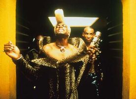 Das Trio ger&auml;t mitten in eine riesige Party, auf der sich Ruby Rhod (Chris Tucker) gut in Szene zu setzen wei&szlig;. Bild: Sender/Tobis