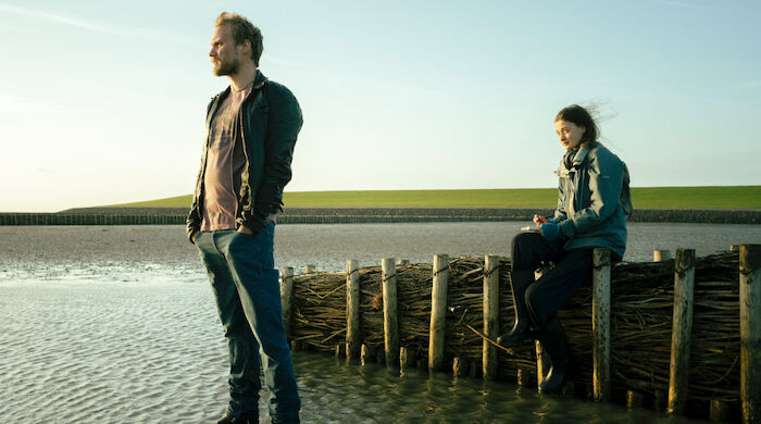 Die Flut &ndash; Tod am Deich: Iven (Anton Spieker) m&ouml;chte Wienke (Philine Schm&ouml;lzer) vor der Wahrheit besch&uuml;tzen.  Bild: Sender / ORF / ARD Degeto / Nordfilm GmbH / Christine Schroeder