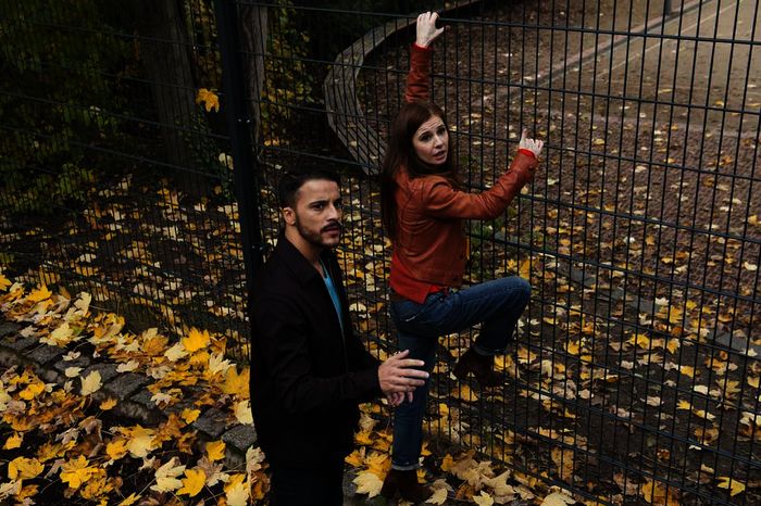 Lotta (Josefine Preuß) und Junis (Kostja Ullmann) stehen beim Elternabend vor verschlossenen Türen. Lotta findet ihren eigenen Weg, um auf sich aufmerksam zu machen. Bild: Sender / ZDF / Britta Krehl