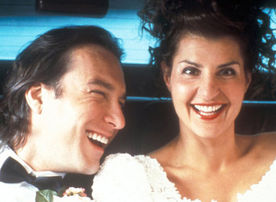 Als Toula (Nia Vardalos, r.) ihrer griechischen Verwandtschaft den sanftm&uuml;tigen US-Boy Ian (John Corbett, l.) als ihren Freund pr&auml;sentiert, reagiert diese v&ouml;llig hysterisch. Doch schon bald kann der liebenswerte Amerikaner die Herzen der konservativen Griechen f&uuml;r sich gewinnen ... Bild: Sender / 20th Century Fox of Germany 