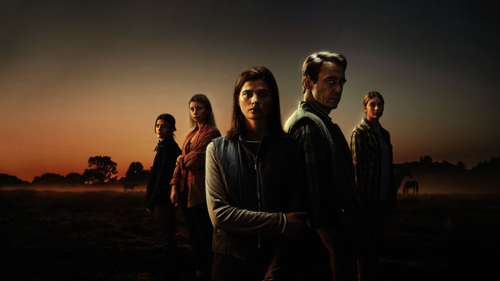 Riding in Darkness: Agnes (Tehilla Blad), Frida (Amanda Jansson), Victoria (Hanna Ard&eacute;hn), Tommy (Jonas Karlsson) und Molly (Saga Samuelsson). Bild: Sender / ZDF / Gabriel Liljevall. 