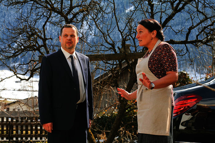 Sophie (Ursula Maria Burkhart) erkl&auml;rt Markus Wiesinger (Gerhard Wittmann), dass sein Chef einfach weg ist. Bild: Sender / ZDF / Christian A. Rieger