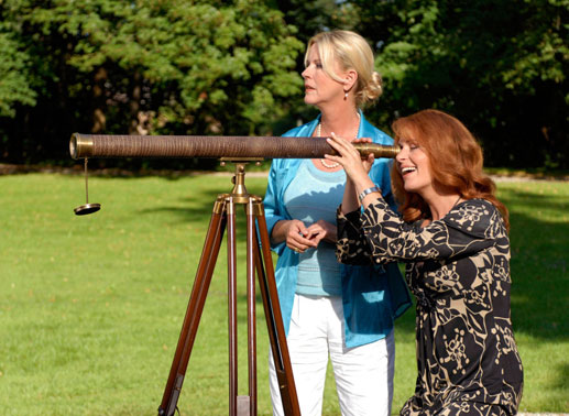 Edith (Karin Thaler, re.) und Gr&auml;fin Beatrice (Anja Sch&uuml;te) auf "Beobachtungsposten". Bild: Sender