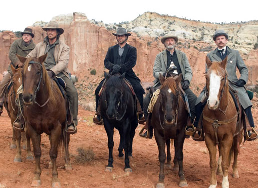 Alan Tudyk (Doc Potter), Christian Bale (Dan Evans), Russell Crowe (Ben Wade), Peter Fonda (Byron McElroy), Lennie Loftin (Glen Hollander). Bild: Sender