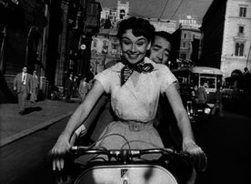 Prinzessin Anne (Audrey Hepburn) verbringt mit Joe Bradley (Gregory Peck) einen aufregend sch&ouml;nen Tag, an dem sie alles tun kann, was normale Menschen tun. Bild: Sender