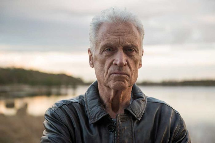 Was ist im Moor vor 16 Jahren passiert? Kommissar Keller (Robert Atzorn) geht in f&uuml;nf Tagen in Rente, doch der Fall um Fee l&auml;sst ihm keine Ruhe. Bild: Sender / Marion von der Mehden