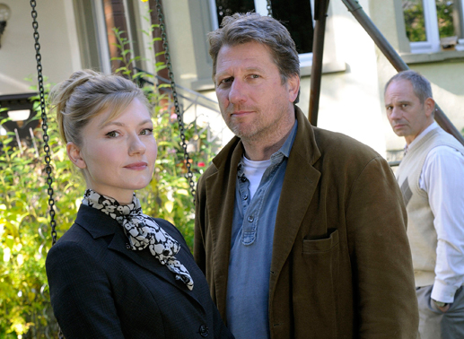 Die Rechtsanw&auml;ltin Sarah Stein (Johanna Christine Gehlen) f&uuml;hlt sich zu dem Winzer Peter (Michael Fitz) hingezogen, obwohl sie ihn eigentlich im Auftrag ihres Mandanten Siggi (Michael Lott) von seinem Hof vertreiben soll. Bild: Sender