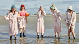 Fast perfekte Frauen:  Suse (Silke Bodenbender), Christine (Anne Roemeth), Doris (Tanja Schleiff), Jennifer (Malene Becker) und Leisha (Sabrina Amali). Bild: Sender / ZDF / Sandra Hoever. 