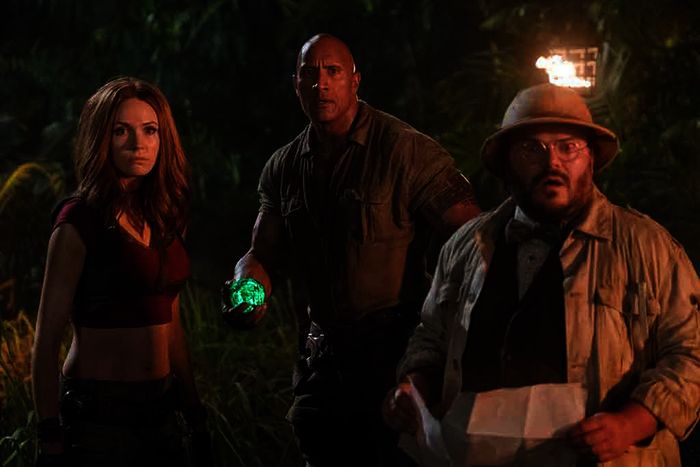 Karen Gillan, Dwayne &bdquo;The Rock&ldquo; Johnson & Jack Black in &bdquo;Jumanji: Willkommen im Dschungel&rdquo;. Bild: Sender /  2017 Sony Pictures Television Inc. All Rights Reserved. 