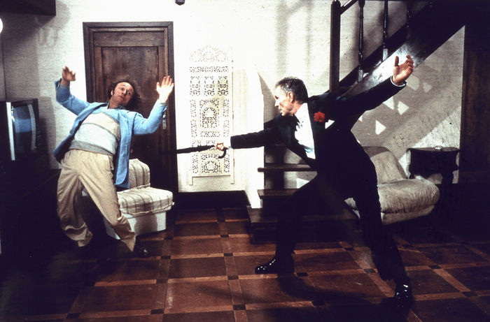 Pierre Richard &ndash; es ist wahr &ndash; wehrt sich gegen den Regenschirmm&ouml;rder. Bild: Sender