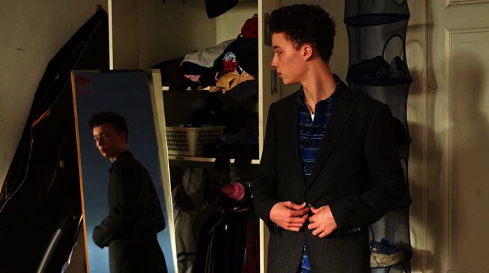 Ben (Tim Litwinschuh) freut sich auf seine Konfirmation. Bild: Sender / ARD Degeto / Rainer Bajo