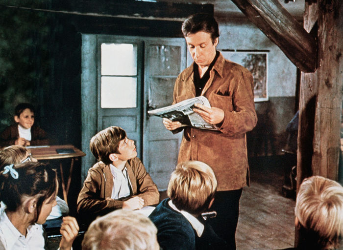 eter Bach (Peter Alexander), zweifacher Doktor, ist versehentlich als Lehrer an der Zwergschule von Tuttelbach gelandet, f&uuml;hlt sich aber mit seinem Neffen Jan (Heintje, 4. v. li.) sehr wohl dort. Bild: Sender