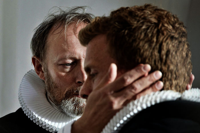 Pfarrer Johannes (Lars Mikkelsen,) l&auml;sst nicht zu, dass sein Sohn August (Morten Hee Andersen) eine wichtige Trauerfeier an seiner Stelle abh&auml;lt. Bild: Sender / Tine Harden