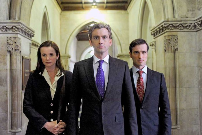Staatssekret&auml;rin Freya Gardner (Emily Watson), ihr Mann, Wirtschaftsminister Aiden Hoynes (David Tennant) und Arbeitsminister Bruce Babbish (Ed Stoppard) machen sich auf den Weg zur Parlamentssitzung. Bild: Sender / Daybreak Pictures