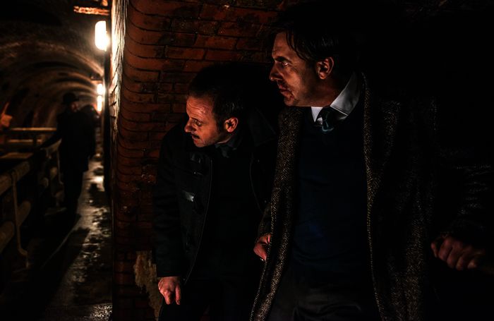 Johann Friedrich von Allmen (Heino Ferch) und Butler Carlos (Samuel Finzi) geraten in h&ouml;chste Gefahr.
Bild: Sender / ARD Degeto / Hardy Brackmann