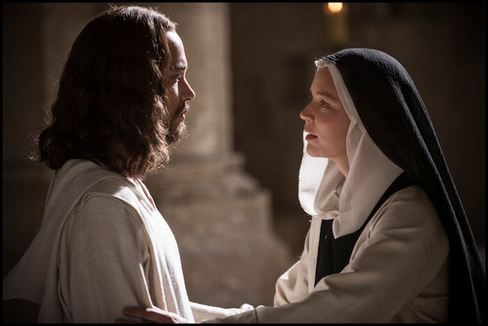 Benedetta: In einigen ihrer Visionen erscheint Benedetta (Virginie Efira) sogar Jesus (Jonathan Couzini&eacute;) h&ouml;chstpers&ouml;nlich. Bild: Sender / ZDF / Guy Ferrandis / Verleih: Plaion.