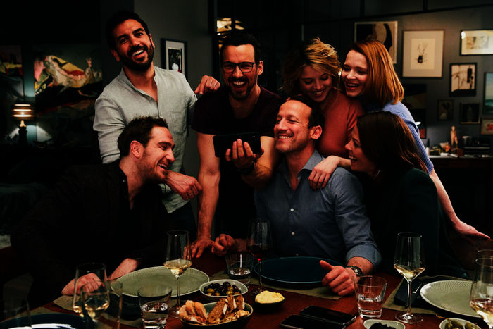 Das perfekte Geheimnis: Frederik Lau (Simon), Elyas M'Barek (Leo), Florian David Fitz (Pepe), Wotan Wilke M&ouml;hring (Rocco), Jella Haase (Bianca), Karoline Herfurth (Carlotta), Jessica Schwarz (Eva). Bild: Sender / ORF / Pro7 / Constantin Film / Lucia Faraig