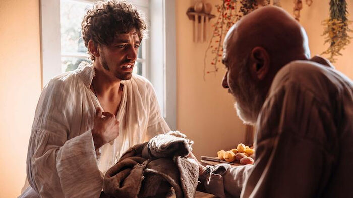 Die Prinzessin aus Glas: Hans (Jason Giuranna) mit seinem Vater Peter (Prodromos Antoniadis). Bild: Sender / ARD / MDR / BR / HR / SR / Michael Kremer