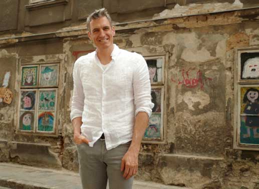 Thomas Raab führt durch den Bezirk Wieden. Bild: Sender / Felix Breisach Medienwerkstatt