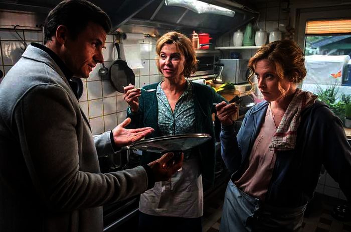 Star-Koch Rufus (Stephan Luca) muss Eifel-Wirtin Toni (Diana Amft) erst einmal &uuml;berzeugen. Ihre Mutter Heidi (Margarita Broich) ist begeistert. Bild: Sender / ARD Degeto / Martin Rottenkolber