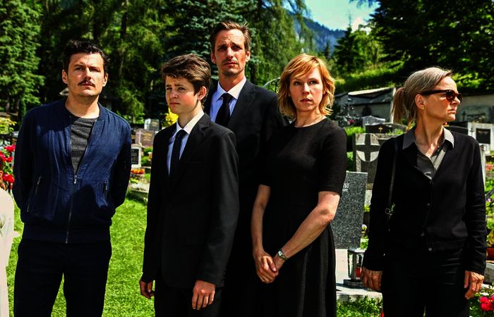 Manuel Rubey (Josef Wolf), Enzo Gaier (Franzi Wolf), Max von Thun (Franz Wolf), Franziska Weisz (Irene Wolf), Sissy H&ouml;fferer (Amalie Kemmer). Bild: Sender / Film 27 / Andrea Mayer-Rinner