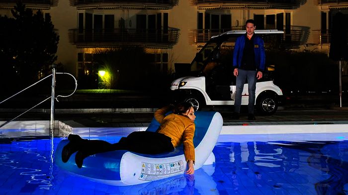 Florian (Sebastian Zimmler) rettet Valerie (Mina Tander) aus dem Pool. Bild: Sender / ARD Degeto / Bernd Schuller