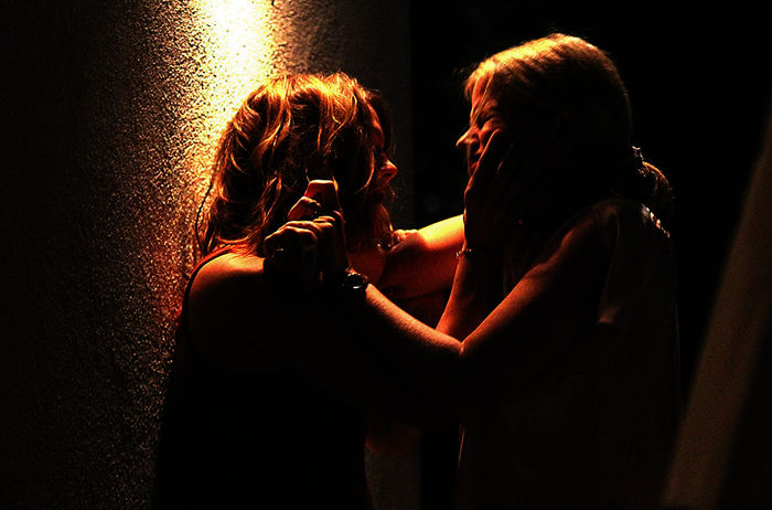 Die Nacht schreitet fort und die Situation eskaliert. Sandra (Mira Bartuschek) und Katrin (Britta Hammelstein) im Nahkampf. Bild: Sender / SWR / Johannes Krieg