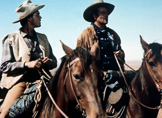 Schon f&uuml;nf Jahre lang suchen Ethan (John Wayne, l.) und Martin (Jeffrey Hunter, r.) nach Ethans Nichte Debbie ... Bild: Sender / Warner Bros. 