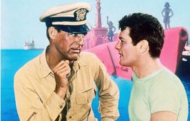 Nach dem Ende des Zweiten Weltkriegs geht Kommandant Sherman (Cary Grant, li.) zur&uuml;ck, um sein geliebtes U-Boot vor der Verschrottung zu retten. Sein bester Mann: Leutnant Holden (Tony Curtis, re.). Bild: Sender
