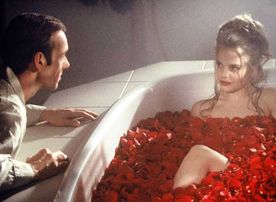 Kevin Spacey als Lester Burnham, Mena Suvari als Angela Hayes. Bild: Sender / Dreamworks