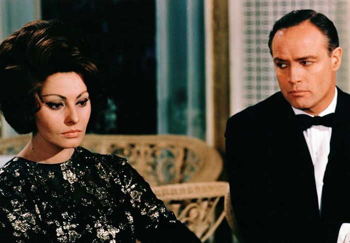 Der milliardenschwere &Ouml;l-Erbe Ogden Mears (Marlon Brando) freundet sich mit der exilrussischen Gr&auml;fin Natascha (Sophia Loren) an. Bild: Sender