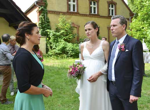 Das Brautpaar Andrea (Anne Cathrin Buhtz) und Christoph (Dirk Borchardt) erf&auml;hrt, dass Christophs Ex-Frau Franziska (Christine Neubauer) die Trauung &uuml;bernimmt. Bild: Sender