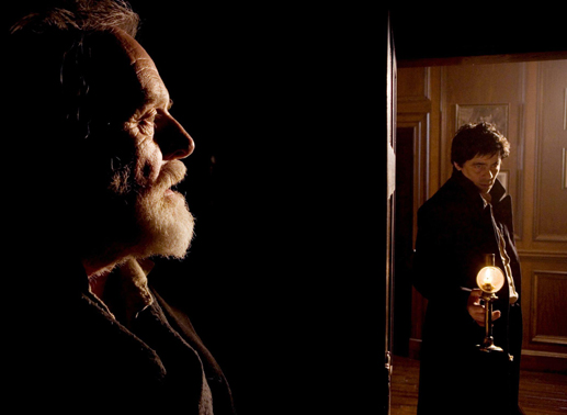 Lawrence (Benicio del Toro) ist seinem Vater Sir John Talbot (Anthony Hopkins) gefolgt und findet ihn in einem Kellerraum, der einem Schrein &auml;hnelt ... Bild: Sender