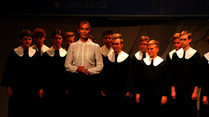 Zoros Solo: Frau Lehmanns (Andrea Sawatzki) Knabenchor singt auf internationalem Niveau und bald bei einem Wettbewerb in Ungarn mit. Zoros Chance, seinen Vater dort zu finden und nachzuholen. Klarer Fall: Er muss da mit &ndash; und singen lernen. Bild: Sender / WR/H&V Entertainment / Felix Meinhardt