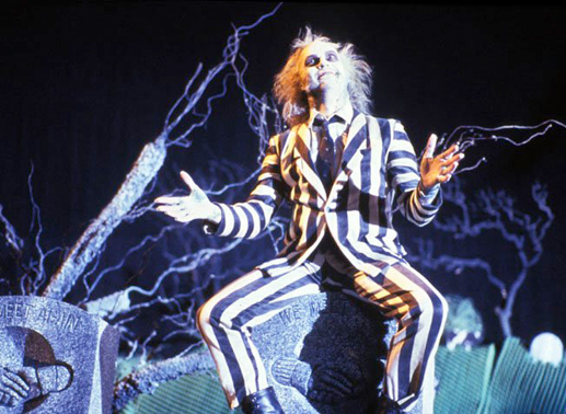 Der skurrile selbst ernannte "Bio-Exorzist" Beetlejuice (Michael Keaton) behauptet, Lebende verscheuchen zu k&ouml;nnen. Bild: Sender