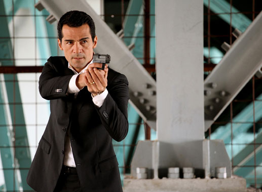 Kommissar &Ouml;zakin (Erol Sander) kl&auml;rt den Tod eines Wachmannes auf, der bei einem Bank&uuml;berfall ums Leben kam. Bild: Sender