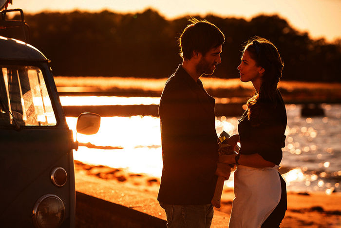 Obwohl beide vergeben sind, f&uuml;hlen sich Bj&ouml;rn (Moritz Vierboom) und Astrid (Laura Berlin) zueinander hingezogen. Bild: Sender / ORF / ZDF / Arvid Uhlig