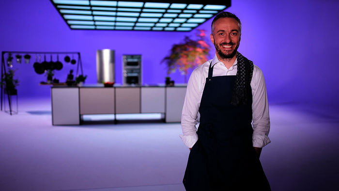 B&ouml;hmi brutzelt: Jan B&ouml;hmermann in der K&uuml;che. Bild: Sender /  ZDF und Ben Knabe