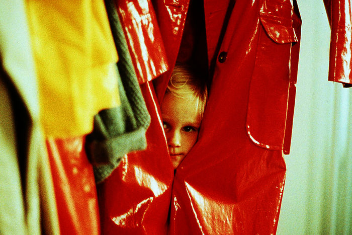 Lotta (Grete Havneskj&oslash;ld) versteckt sich im Regenmantel, um ihren Vater zu &uuml;berraschen. Bild: Sender / ZDF / Jan Rydqwist