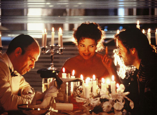 Der Filmproduzent Oskar Reiter (Heiner Lauterbach, links) und der Lyriker Bodo Kriegnitz (Jan Josef Liefers) buhlen um die Gunst von Valerie (Gudrun Landgrebe). Bild: Sender / Diana Film