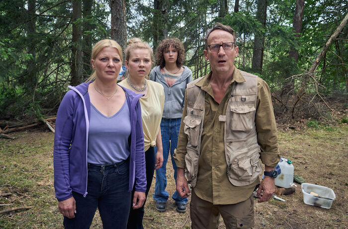 Blackout bei Wellmanns: Thomas Wellmann (Wotan Wilke Möhring) bereitet sich mit seiner Frau Eva (Jördis Triebel) und den Töchtern Paula (Daria Vivien Wolf) und Jenny (Josefine Keller) auf einen erneuten Blackout vor. Bild: Sender / ZDF / arte / Frank Dicks