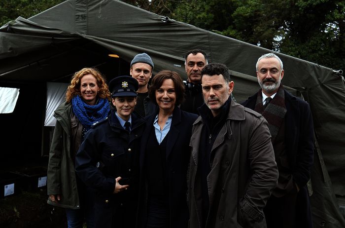 Sabina Arnold (Produzentin), Mercedes M&uuml;ller (Rolle: Emma Walsh), Rafael Gareisen (Rolle: Paul Blake), Désirée Nosbusch (Rolle: Cathrin Blake), Züli Aladag (Regie), Vincent Walsh (Rolle: Callum O'Connor), Declan Conlon (Rolle: Sean Kelly). ,Bild: Sender / ARD Degeto / Christoph Greiner