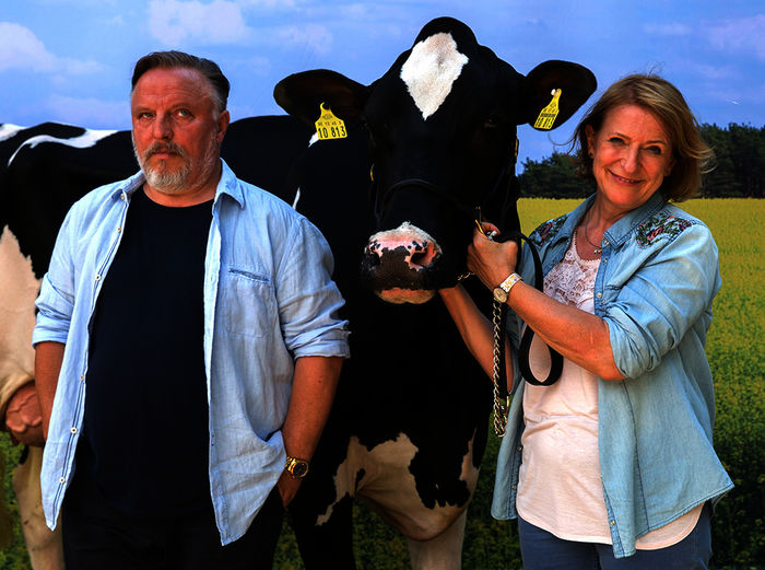 Thomas (Axel Prahl) wei&szlig;: Die Kuh Gloria ist der Liebling seiner Schwester Jutta (Dagmar Manzel). Bild: Sender
/ ARD Degeto / Frédéric Batier, 