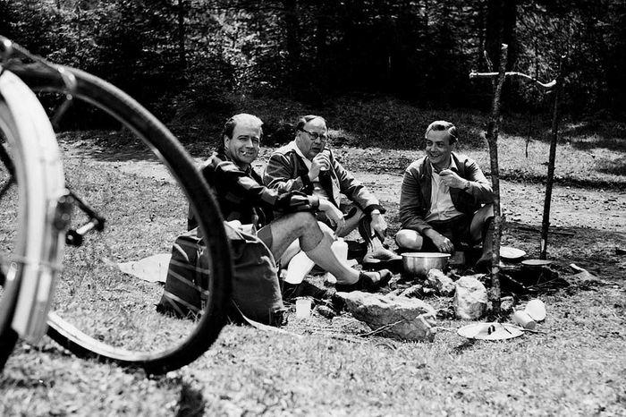 Nach 25 Jahren verwirklichen drei Freunde Johannes Büttner (Wolf Albach-Retty), Fritz Eilers (Heinz Erhardt) und Ulrich Salandt (Hans-Joachim Kulenkampff) ein Versprechen: ihre Radtour durch Österreich aus Jugendtagen zu wiederholen. Nnz Erhardt) und Johannes Büttner (Wolf Albach-Retty) sitzen auf einer Wiese beim Picknick zusammen. Bild: Sender/Taurus
