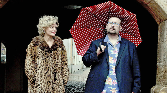 Lotti, oder der etwas andere Heimatfilm: Lotti (Marion Mitterhammer) mit Rokko (Thomas Rohmer), der Filme f&uuml;r Erwachsene produziert. Bild: Sender / MDR / Rokonstreetfilm