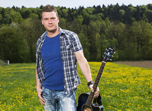 Peter &ndash; der musikalische Wildz&uuml;chter aus der Steiermark: In seiner Freizeit ist er S&auml;nger und Gitarrist des Trios &bdquo;Die Fahrenbacher&ldquo;. Seine Zuk&uuml;nftige sollte treu, verst&auml;ndnisvoll und lustig sein, und f&uuml;r sein gr&ouml;&szlig;tes Hobby, die Musik und die damit verbundenen Auftritte, muss sie unbedingt Verst&auml;ndnis mitbringen. Bild: Sender