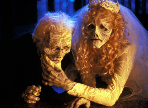 Die Eheleute Adam (Alec Baldwin, li.) und Barbara Maitland (Geena Davis, re.) werden durch eine Zauberformel als alternde Geister wieder unter die Lebenden geholt. Der Film "Beetlejuice" wurde mit einem Oscar f&uuml;r das beste Make-up ausgezeichnet. Bild: Sender
