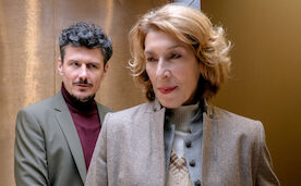 Makellos &ndash; Eine kurze Welle des Gl&uuml;cks: Manuel Rubey (Ricardo Westerhoff), Adele Neuhauser (Constanze Laux). Bild: Sender / ORF / BR / Bavaria Fiction / Jacqueline Krause-Burberg