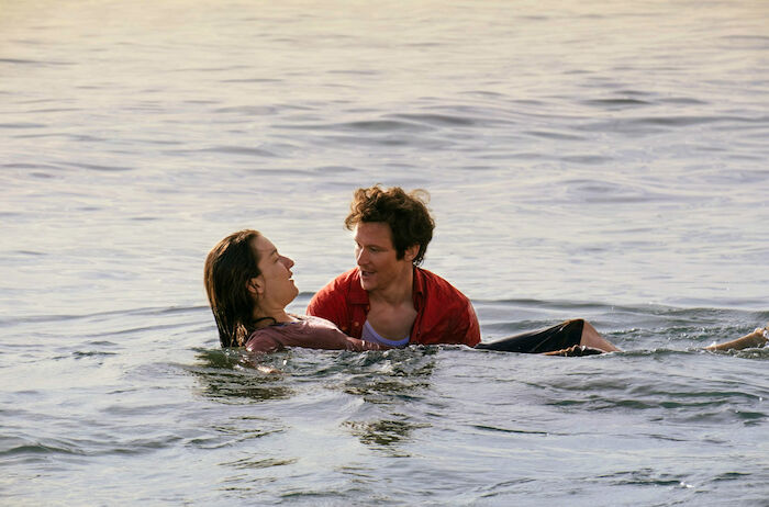 Bis wir tot sind oder frei: Walter (Joel Basman) trägt die hinkende Barbara (Marie Leuenberger), die nicht schwimmen kann, ins Meer. Bild: Sender / BR / Contrast Film / Philippe Antonello