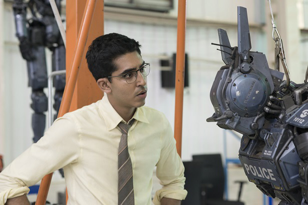 Sharlto Copley und Dev Patel in &bdquo;Chappie&ldquo;. Bild: Sender/CTMG